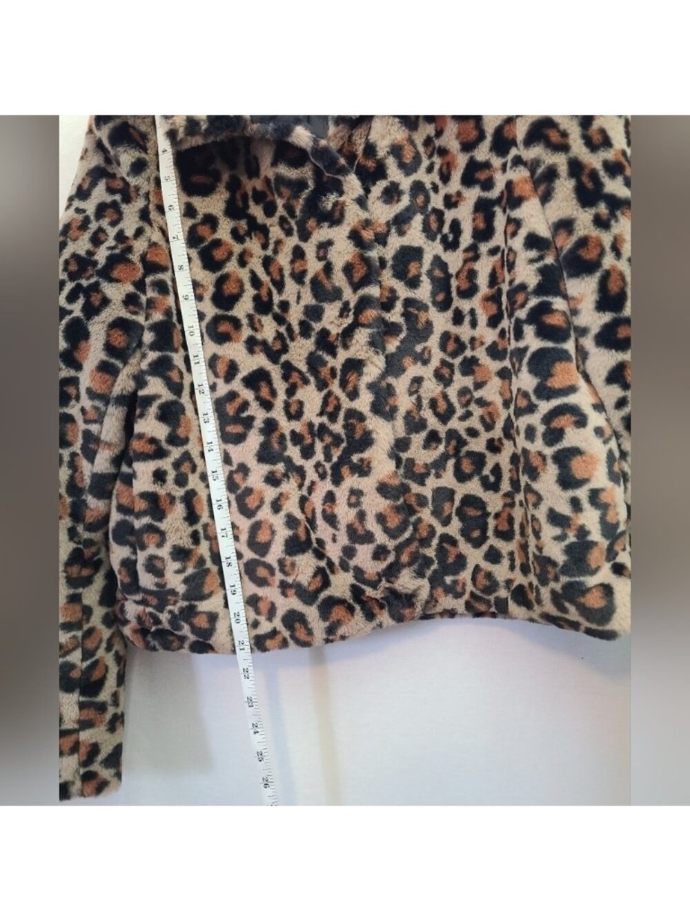 Vero Moda cropped leopard print faux fur jacket- Size small - Picture 3 of 5